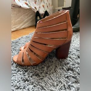 MOVING SALE Steve Madden Vendetaa Cognac EUC worn once size 5.5